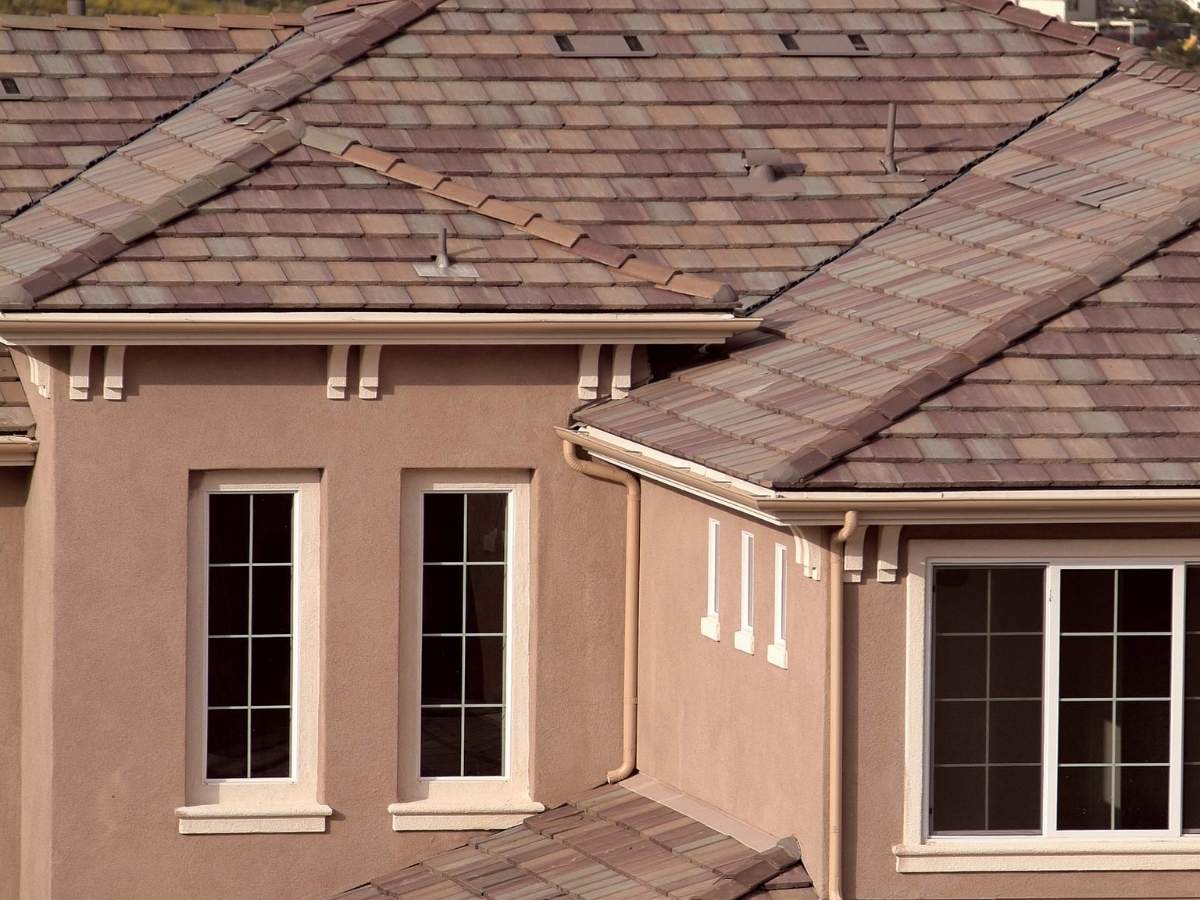 Low-profile flat concrete tile roofing on a contemporary Jupiter Island, Florida coastal home