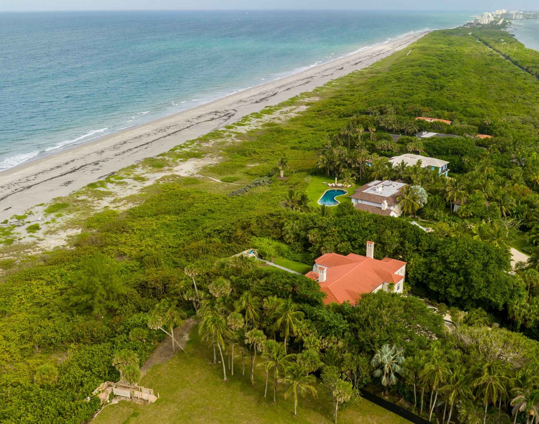 Luxe Builder Group chooses the best Hobe Sound Roofing Materials for your oceanfront home in Florida.